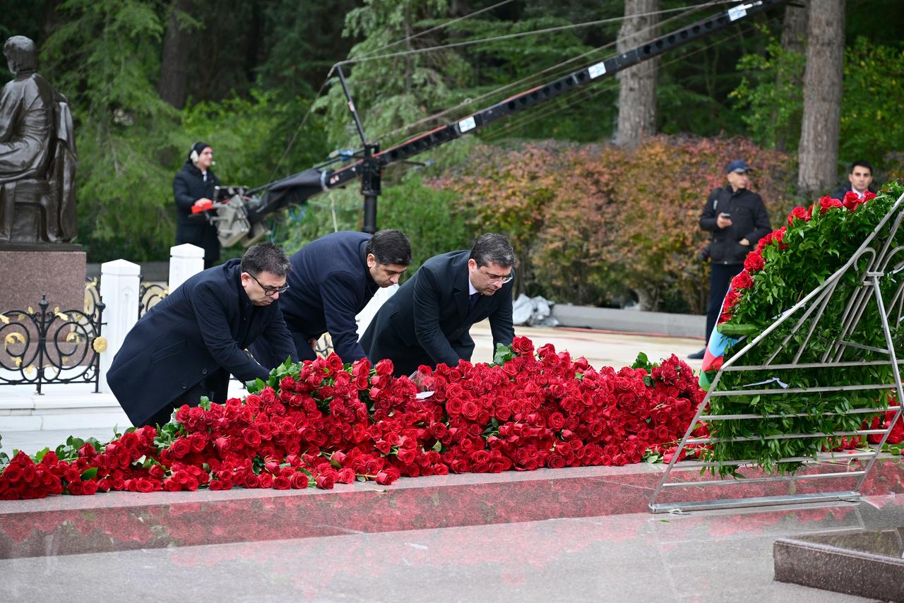 Коллективы MEDİA и Аудиовизуального совета посетили могилу общенационального лидера Гейдара Алиева (ФОТО)