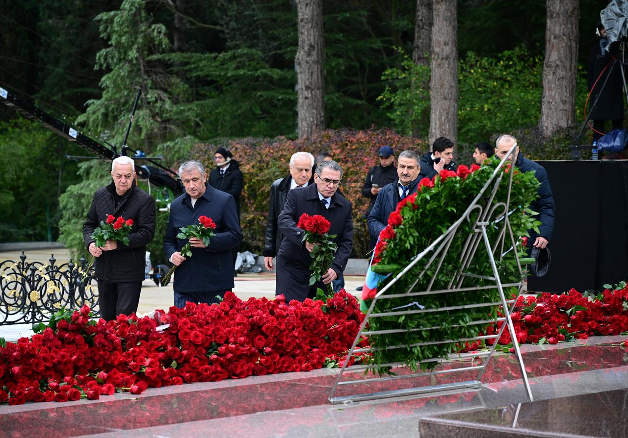 Коллективы MEDİA и Аудиовизуального совета посетили могилу общенационального лидера Гейдара Алиева (ФОТО)
