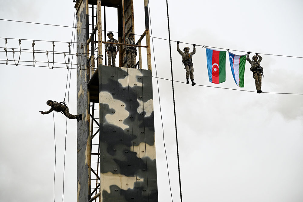 Министр обороны Азербайджана и военная делегация Узбекистана посетили воинскую часть коммандос (ФОТО)