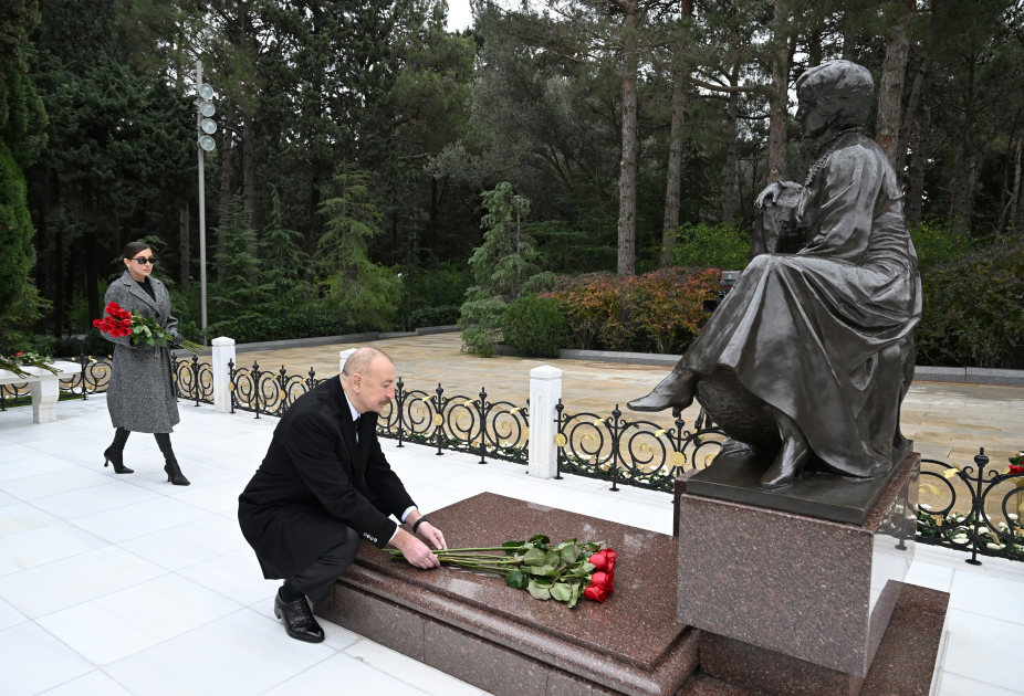 Президент Ильхам Алиев и Первая леди Мехрибан Алиева посетили могилу Общенационального лидера Гейдара Алиева (ФОТО/ВИДЕО)