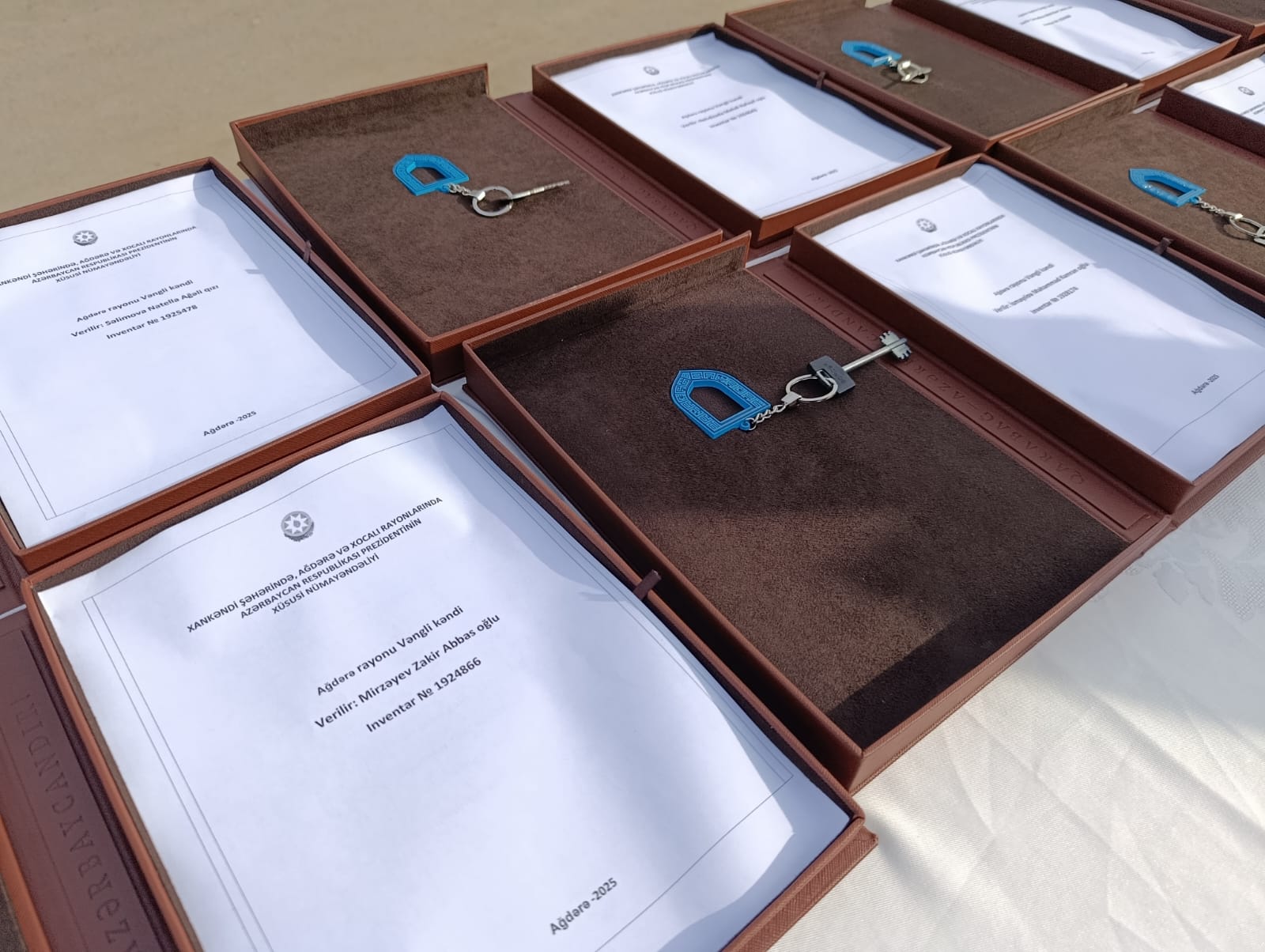 Семьям, переселившимся в села Венгли и Гасанриз, вручены ключи от их новых домов (ФОТО)