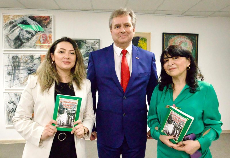 В Праге состоялась презентация антологии чешской классики в переводе на азербайджанский язык (ФОТО)