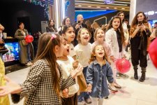 Новогодний фестиваль в Баку - бродячий цирк, жуткие существа… (ВИДЕО, ФОТО)