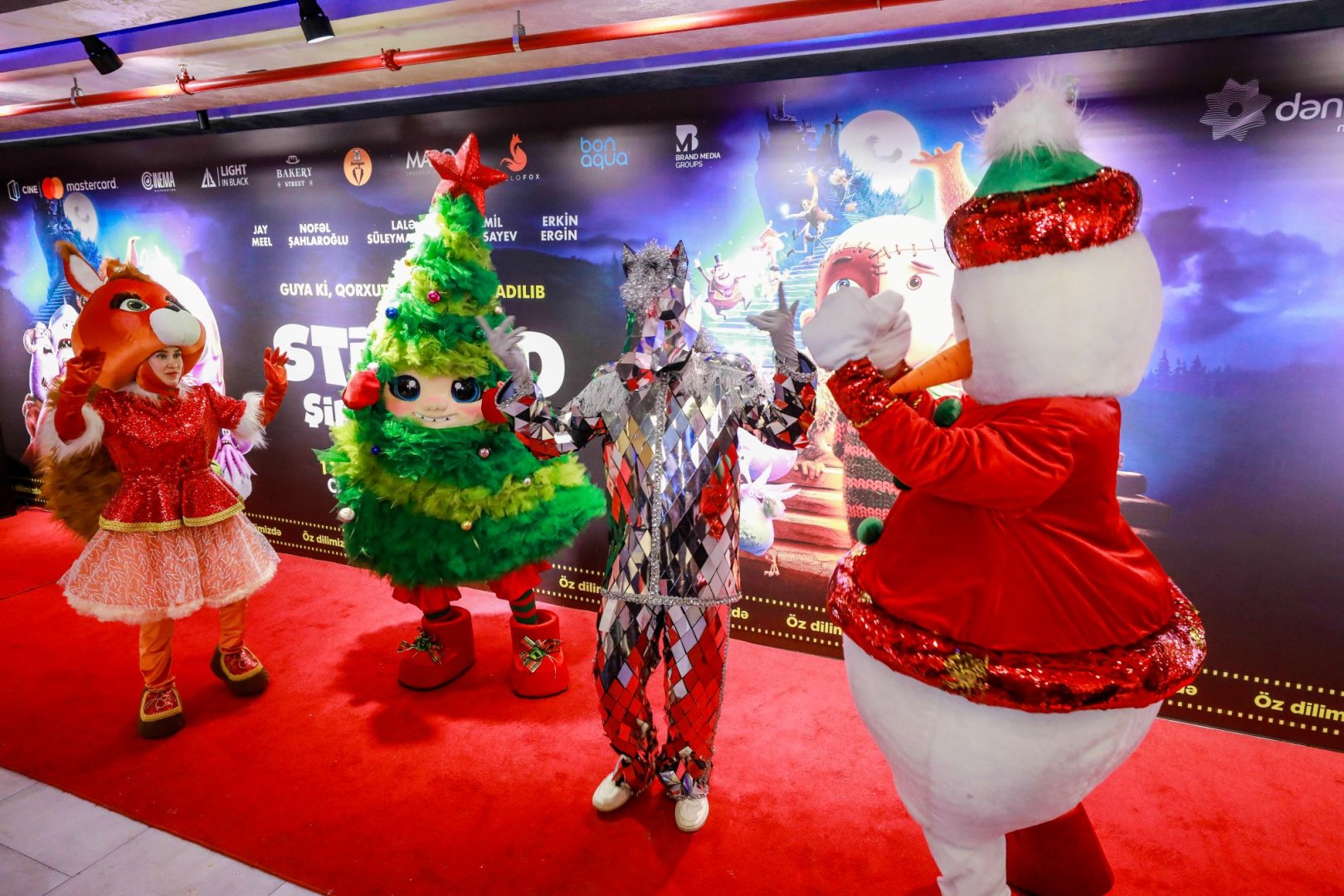 Новогодний фестиваль в Баку - бродячий цирк, жуткие существа… (ВИДЕО, ФОТО)