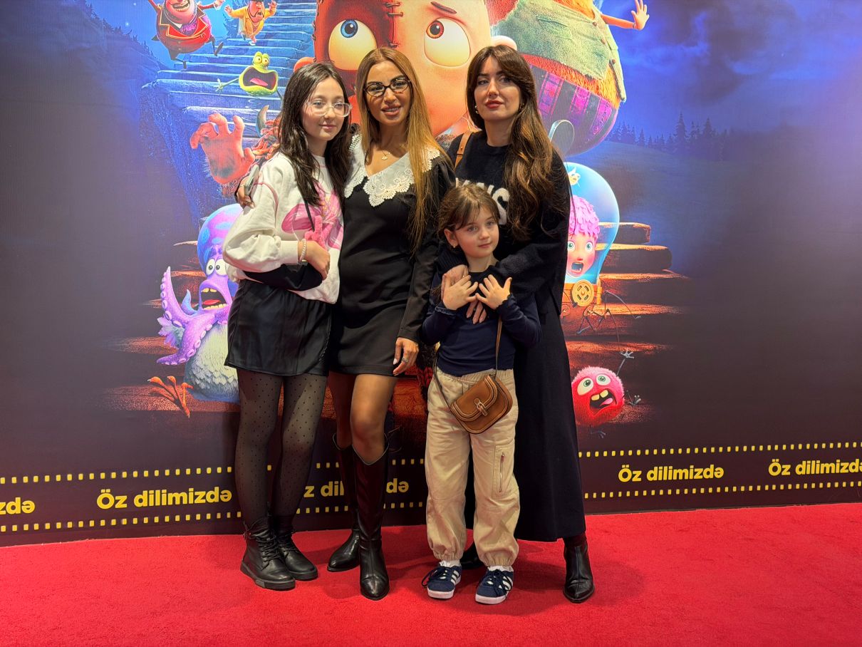 Новогодний фестиваль в Баку - бродячий цирк, жуткие существа… (ВИДЕО, ФОТО)