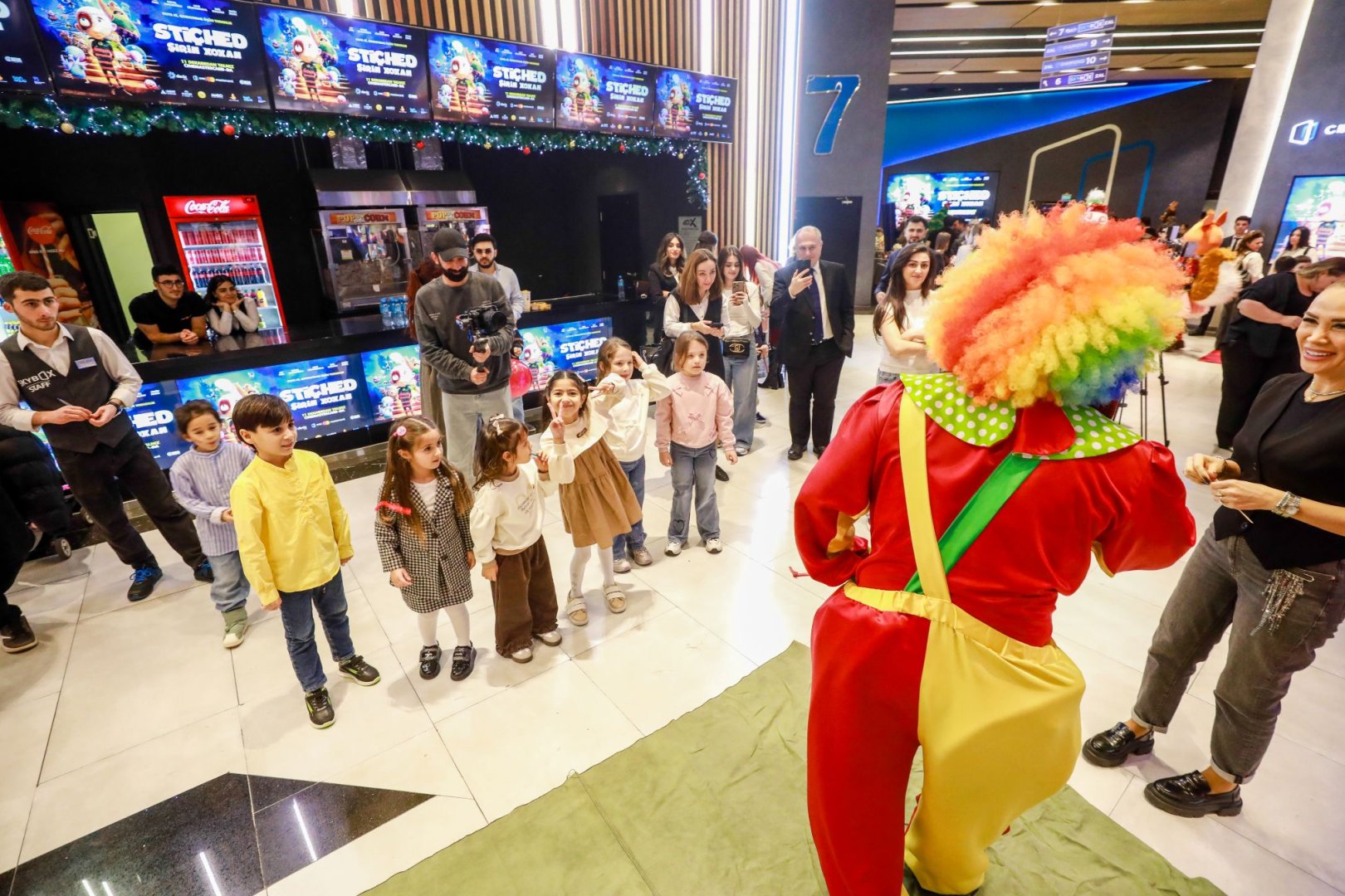 Новогодний фестиваль в Баку - бродячий цирк, жуткие существа… (ВИДЕО, ФОТО)