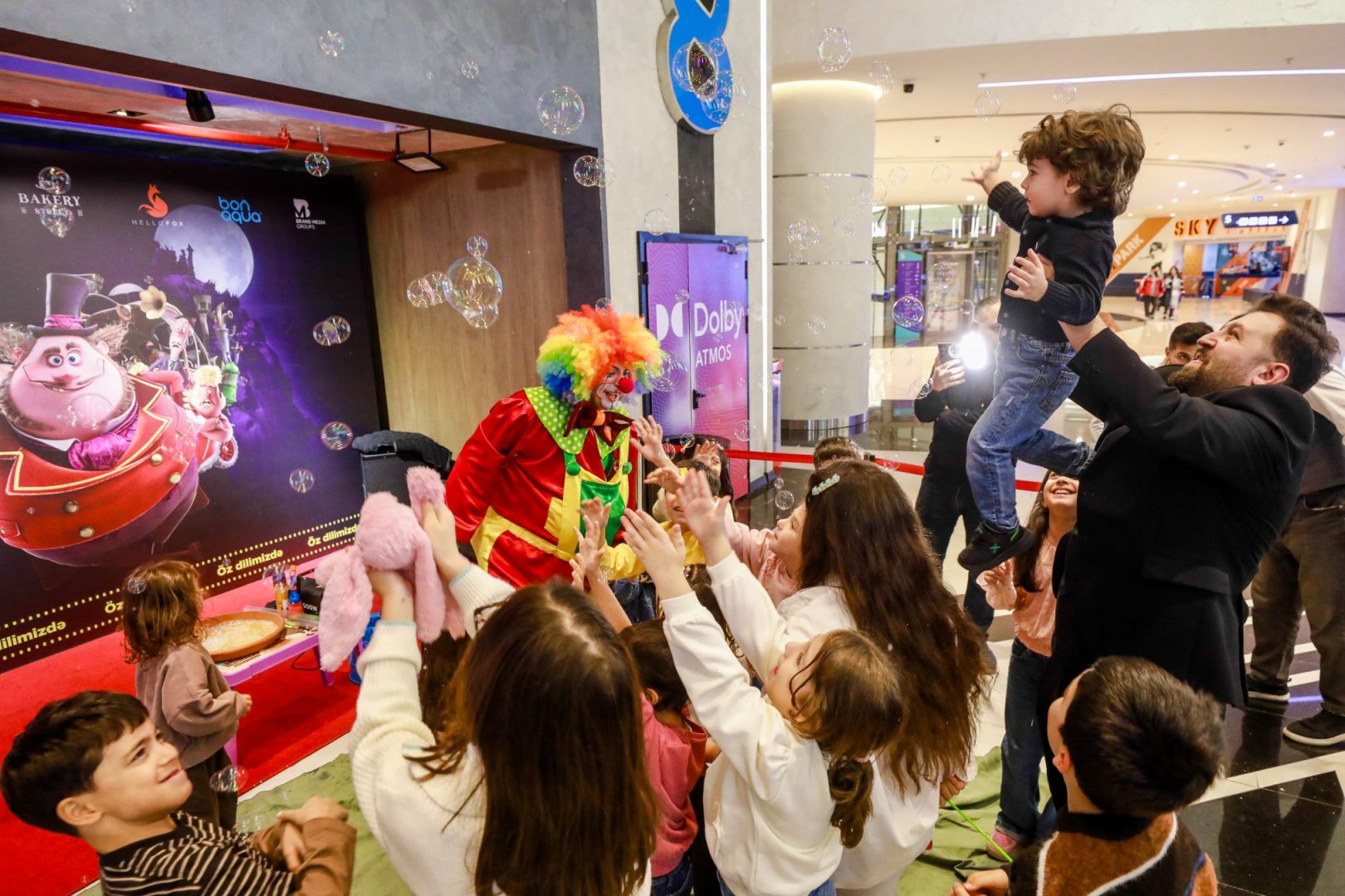 Новогодний фестиваль в Баку - бродячий цирк, жуткие существа… (ВИДЕО, ФОТО)