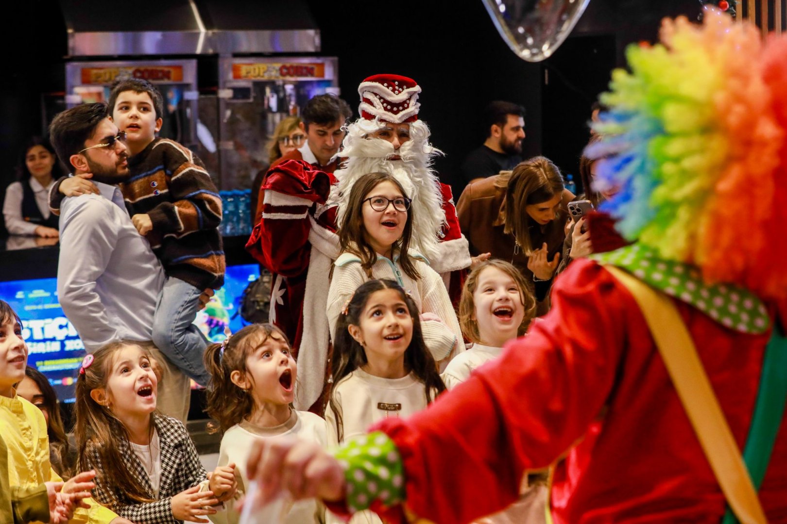 Новогодний фестиваль в Баку - бродячий цирк, жуткие существа… (ВИДЕО, ФОТО)