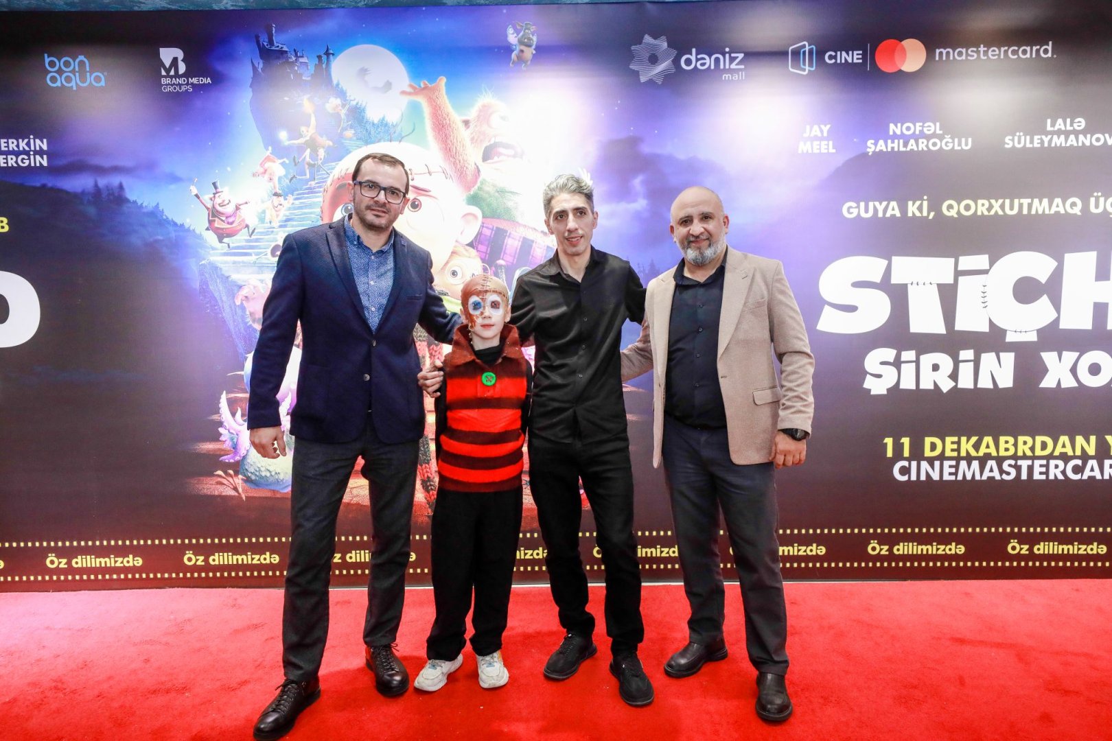 Новогодний фестиваль в Баку - бродячий цирк, жуткие существа… (ВИДЕО, ФОТО)