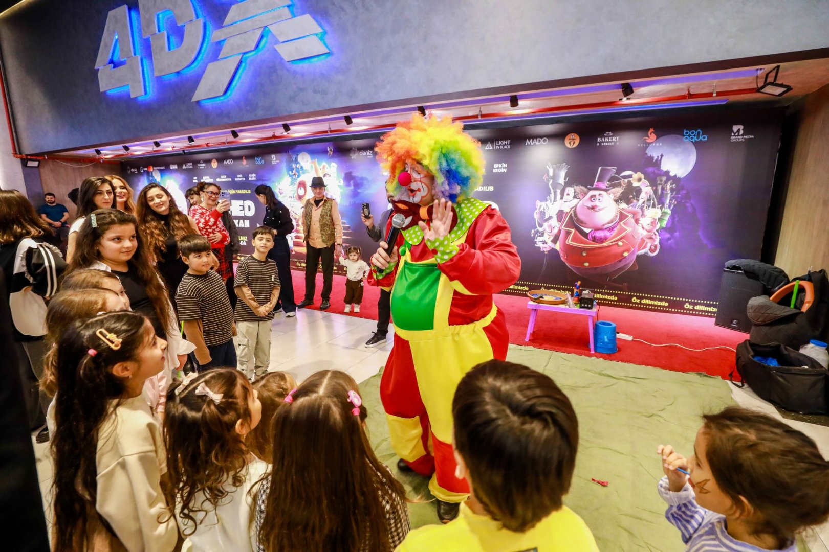 Новогодний фестиваль в Баку - бродячий цирк, жуткие существа… (ВИДЕО, ФОТО)