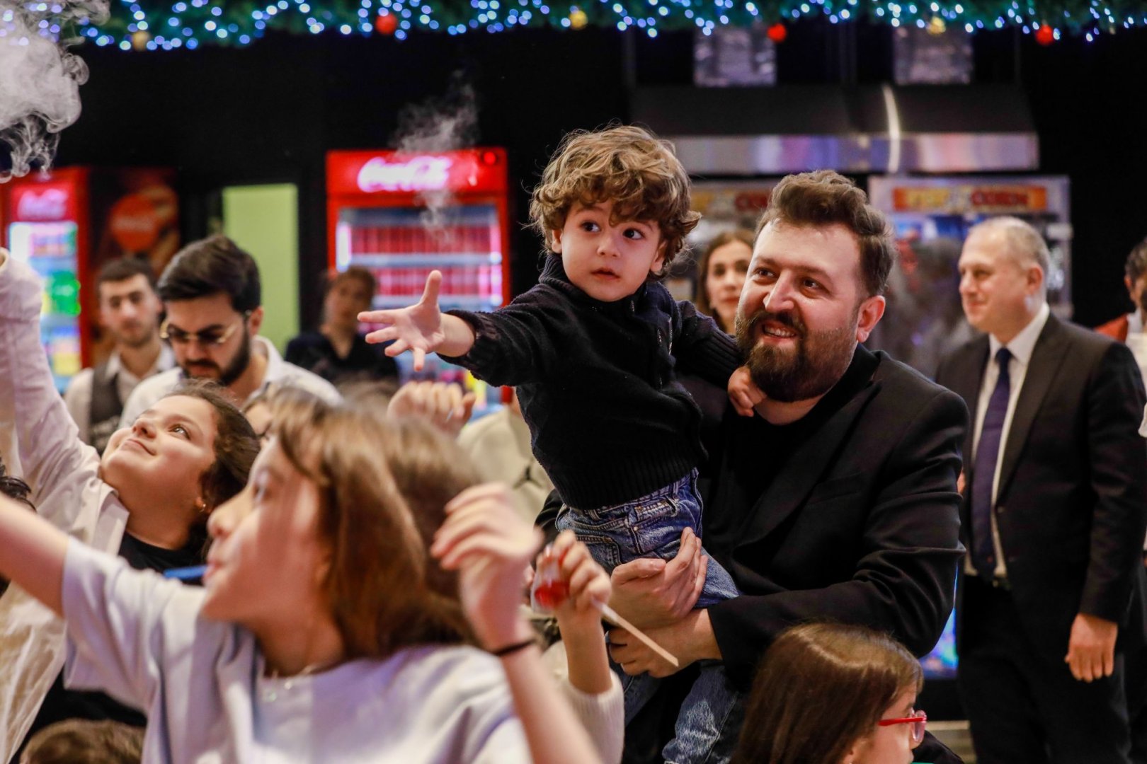 Новогодний фестиваль в Баку - бродячий цирк, жуткие существа… (ВИДЕО, ФОТО)