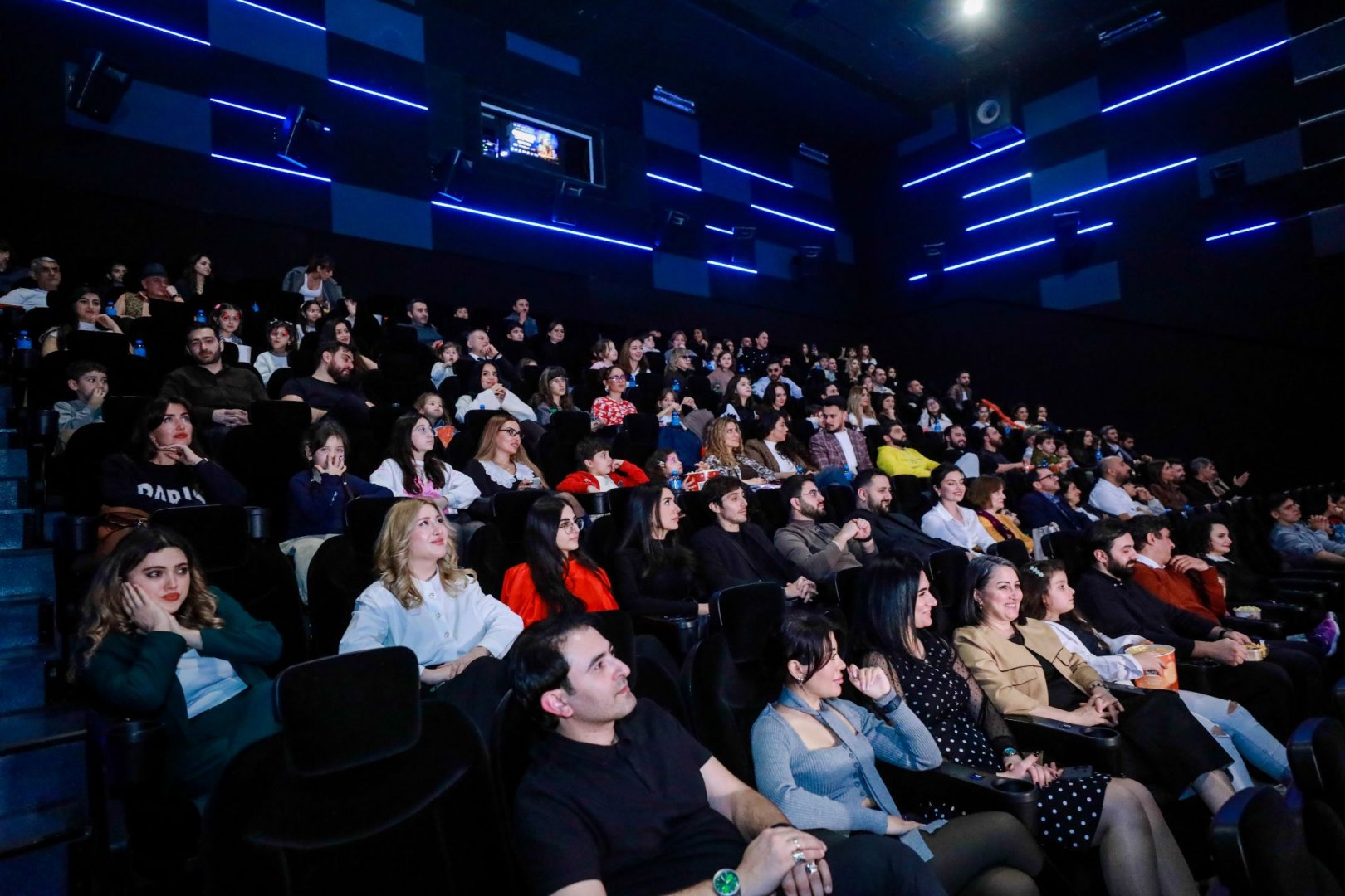 Новогодний фестиваль в Баку - бродячий цирк, жуткие существа… (ВИДЕО, ФОТО)
