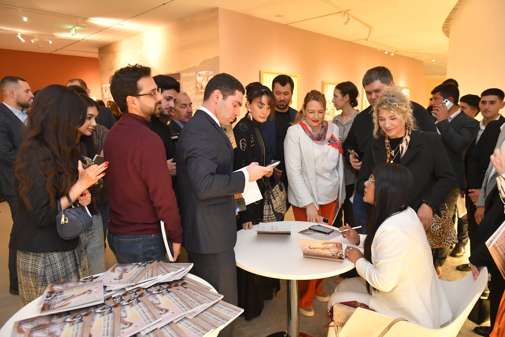 Альпаки перуанской художницы Сол Алехо в Центре Гейдара Алиева в Баку (ФОТО/ВИДЕО)