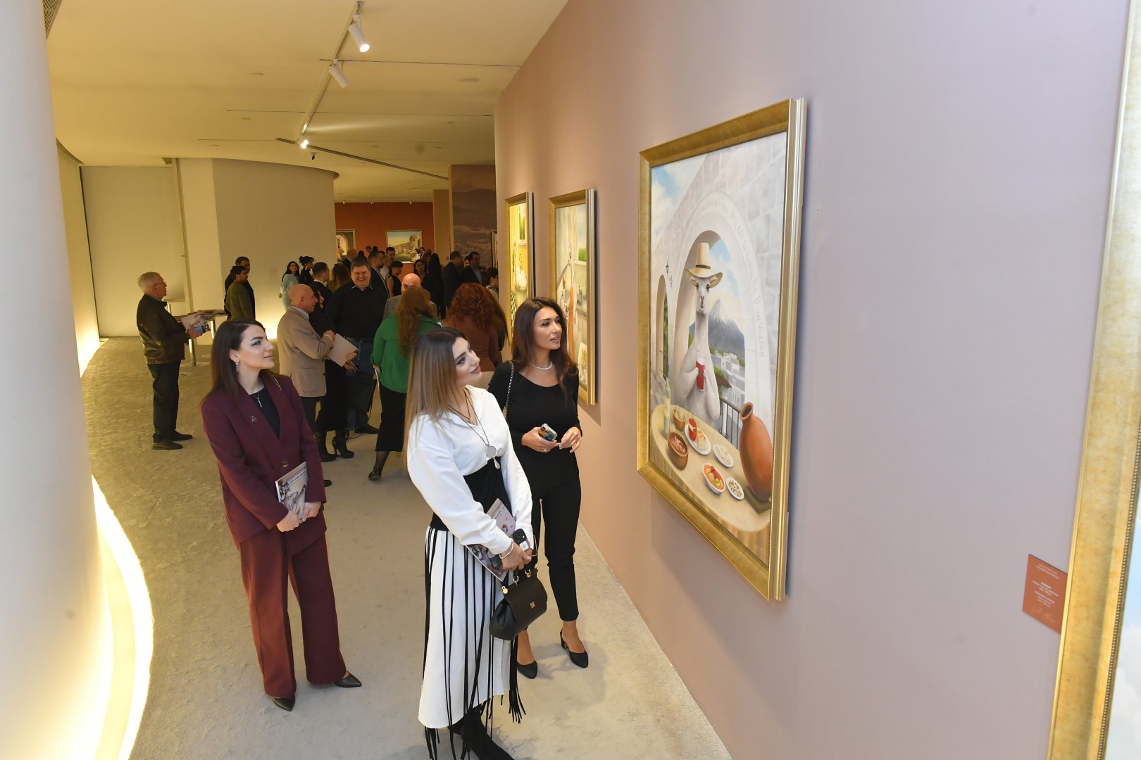 Альпаки перуанской художницы Сол Алехо в Центре Гейдара Алиева в Баку (ФОТО/ВИДЕО)