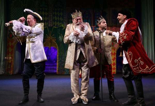 Как в Баку искали нужный размер хрустальной обуви для красивой девушки (ФОТО)