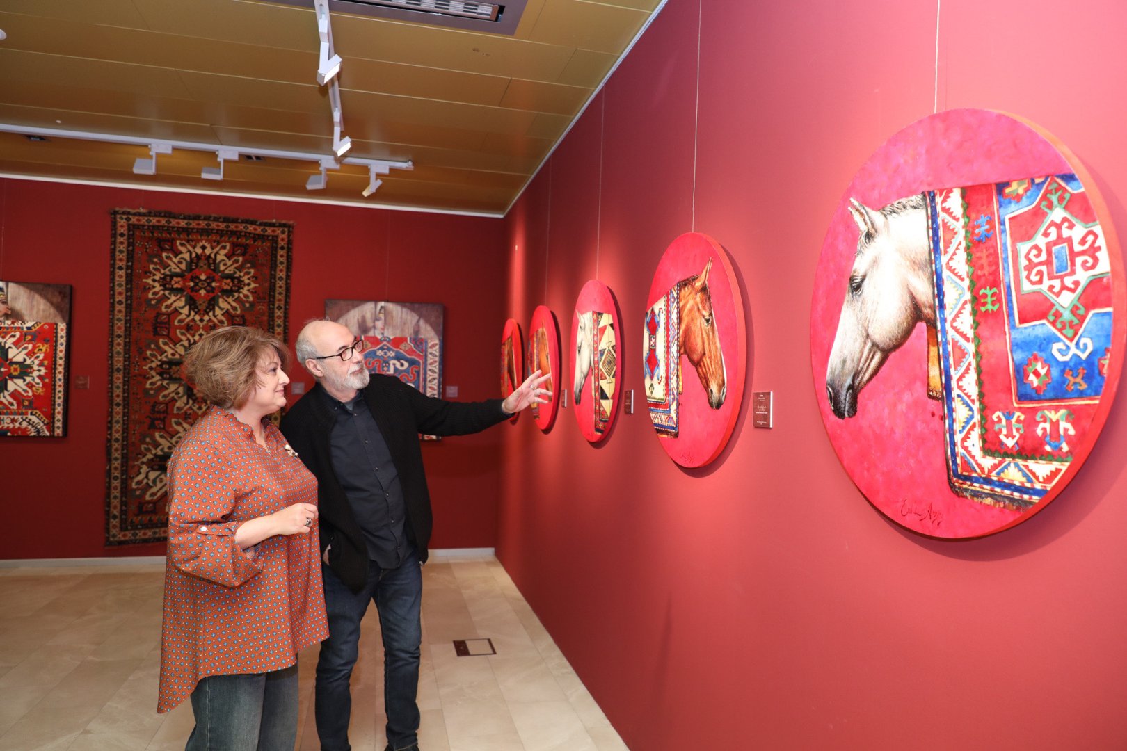 Орнамент памяти и силуэт времени: в Музее ковра открылась выставка Эмиля Азиза (ФОТО)