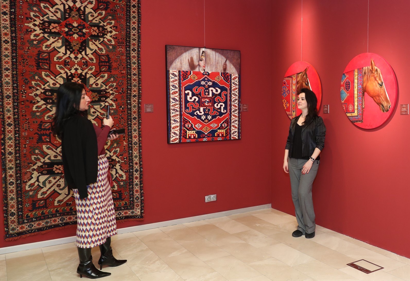 Орнамент памяти и силуэт времени: в Музее ковра открылась выставка Эмиля Азиза (ФОТО)