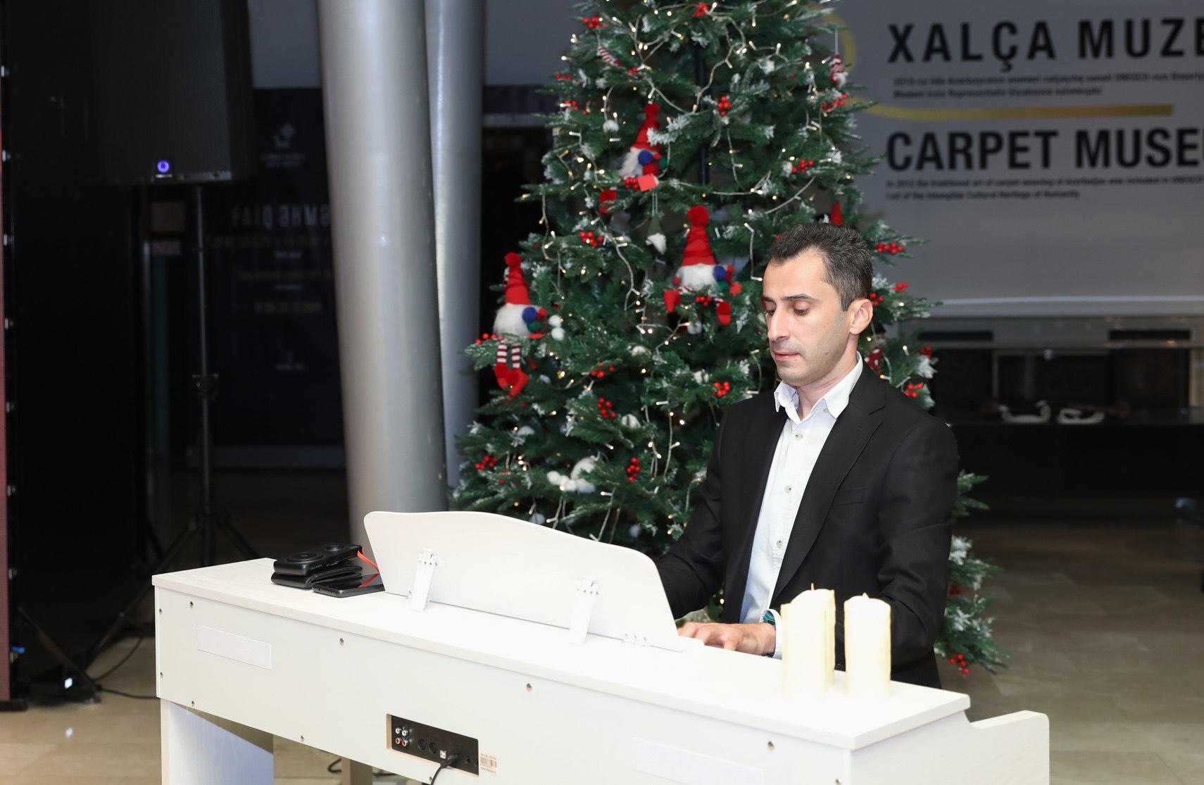 Орнамент памяти и силуэт времени: в Музее ковра открылась выставка Эмиля Азиза (ФОТО)