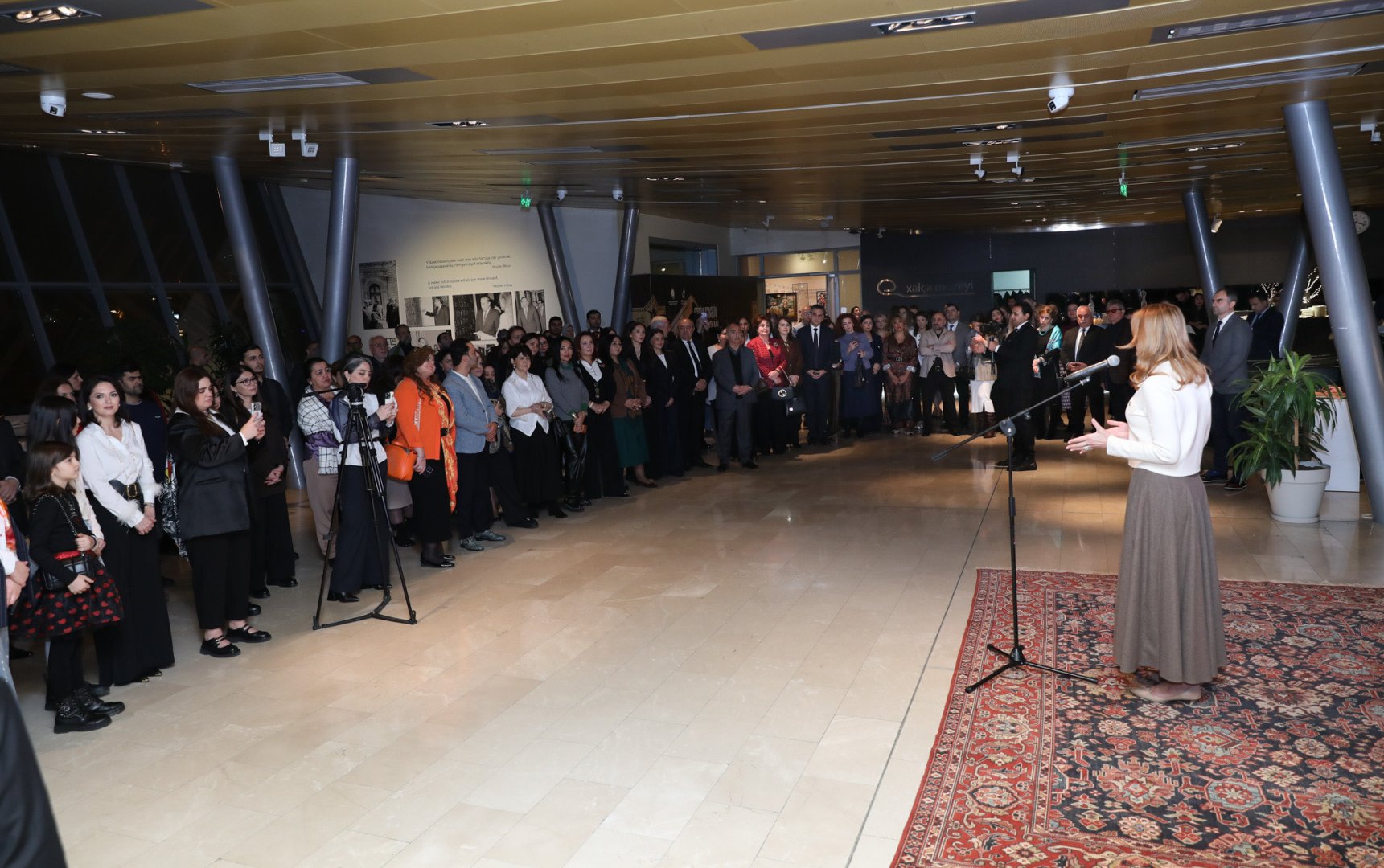 Орнамент памяти и силуэт времени: в Музее ковра открылась выставка Эмиля Азиза (ФОТО)