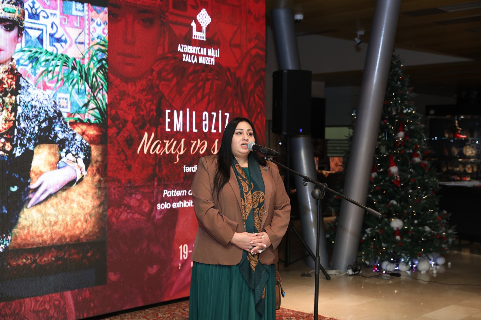 Орнамент памяти и силуэт времени: в Музее ковра открылась выставка Эмиля Азиза (ФОТО)