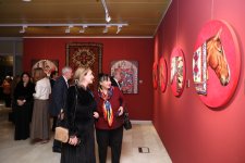 Орнамент памяти и силуэт времени: в Музее ковра открылась выставка Эмиля Азиза (ФОТО)