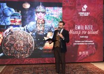 Орнамент памяти и силуэт времени: в Музее ковра открылась выставка Эмиля Азиза (ФОТО)