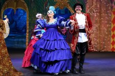 Как в Баку искали нужный размер хрустальной обуви для красивой девушки (ФОТО)