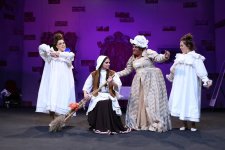 Как в Баку искали нужный размер хрустальной обуви для красивой девушки (ФОТО)