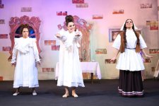 Как в Баку искали нужный размер хрустальной обуви для красивой девушки (ФОТО)