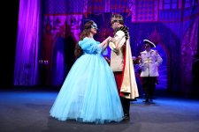 Как в Баку искали нужный размер хрустальной обуви для красивой девушки (ФОТО)