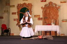 Как в Баку искали нужный размер хрустальной обуви для красивой девушки (ФОТО)