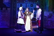 Как в Баку искали нужный размер хрустальной обуви для красивой девушки (ФОТО)