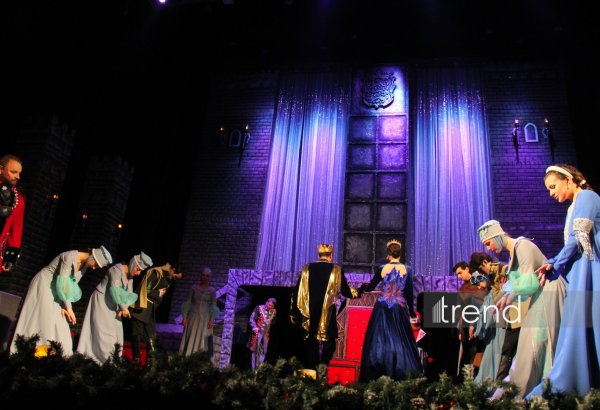 Азербайджанский русский драматический театр отметил 105-летие с классикой Шекспира (ФОТО)