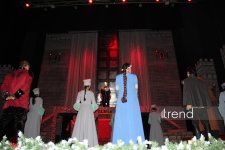 Азербайджанский русский драматический театр отметил 105-летие с классикой Шекспира (ФОТО)