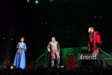 Азербайджанский русский драматический театр отметил 105-летие с классикой Шекспира (ФОТО)