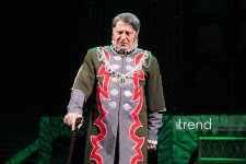 Азербайджанский русский драматический театр отметил 105-летие с классикой Шекспира (ФОТО)