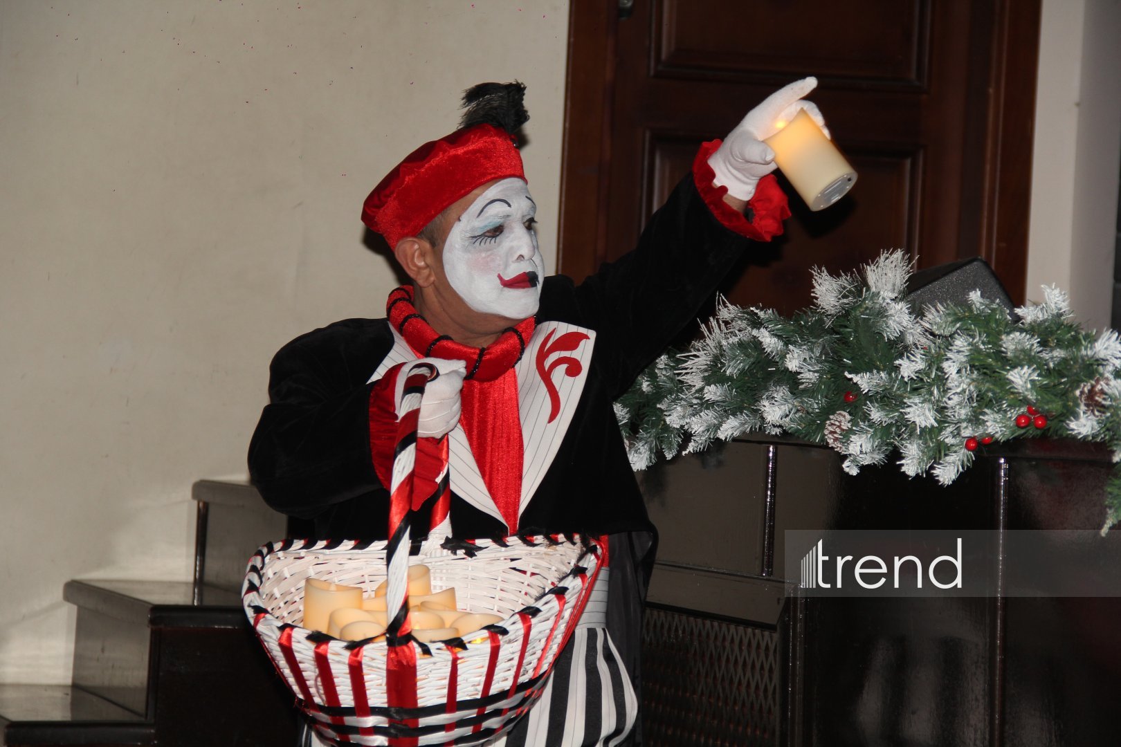 Азербайджанский русский драматический театр отметил 105-летие с классикой Шекспира (ФОТО)