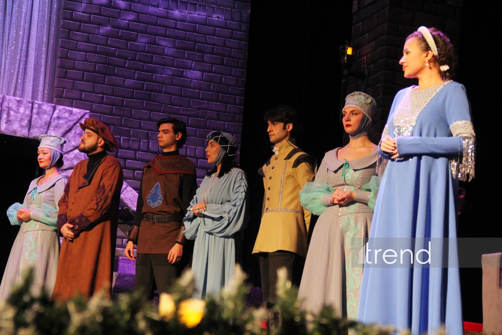 Азербайджанский русский драматический театр отметил 105-летие с классикой Шекспира (ФОТО)