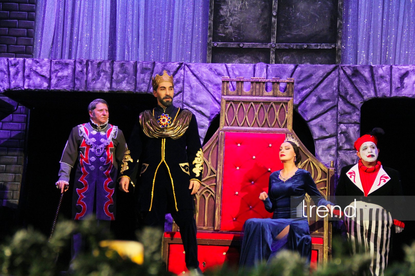 Азербайджанский русский драматический театр отметил 105-летие с классикой Шекспира (ФОТО)