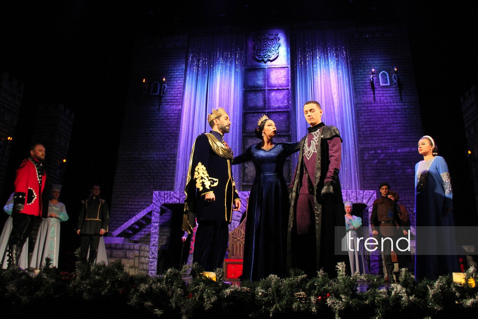 Азербайджанский русский драматический театр отметил 105-летие с классикой Шекспира (ФОТО)