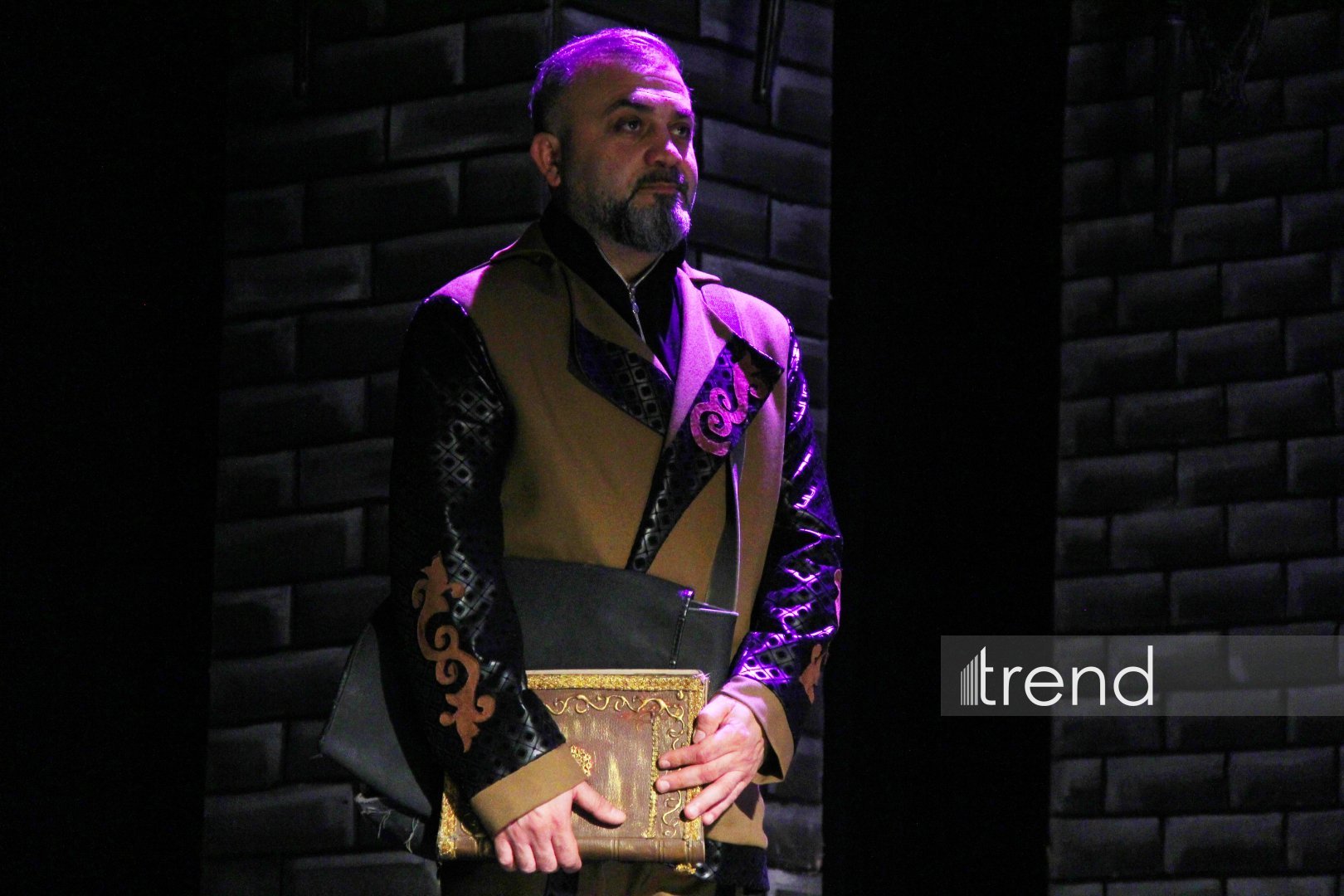 Азербайджанский русский драматический театр отметил 105-летие с классикой Шекспира (ФОТО)