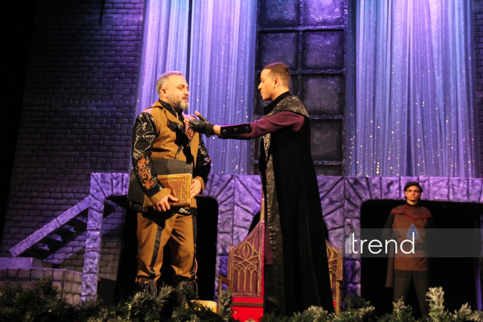 Азербайджанский русский драматический театр отметил 105-летие с классикой Шекспира (ФОТО)