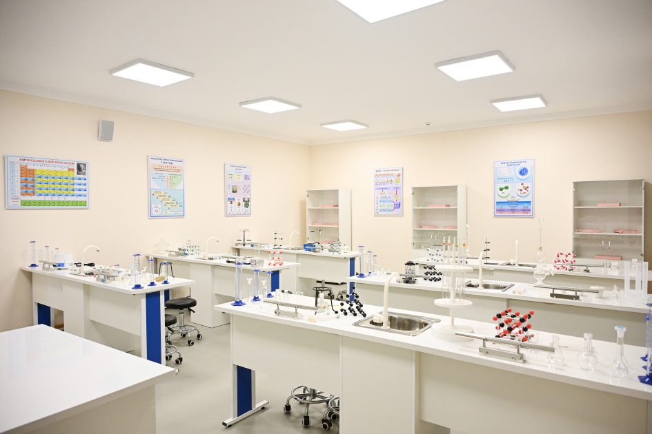 Президент Ильхам Алиев принял участие в открытии после капитального ремонта здания полной средней школы № 1 поселка Кяркиджахан