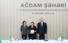 Президент Ильхам Алиев и Первая леди Мехрибан Алиева приняли участие в открытии 2-го жилого комплекса в Агдаме и встретились с переселившимися сюда жителями (ВИДЕО/ФОТО)