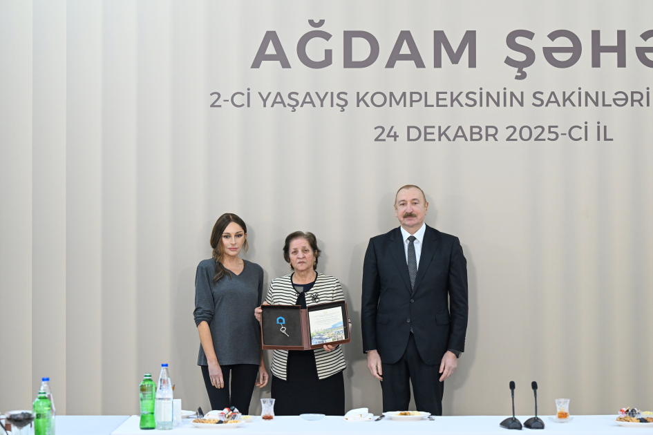 Президент Ильхам Алиев и Первая леди Мехрибан Алиева приняли участие в открытии 2-го жилого комплекса в Агдаме и встретились с переселившимися сюда жителями (ВИДЕО/ФОТО)