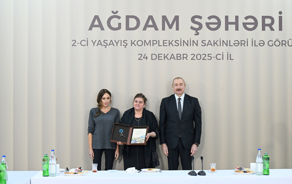 Президент Ильхам Алиев и Первая леди Мехрибан Алиева приняли участие в открытии 2-го жилого комплекса в Агдаме и встретились с переселившимися сюда жителями (ВИДЕО/ФОТО)