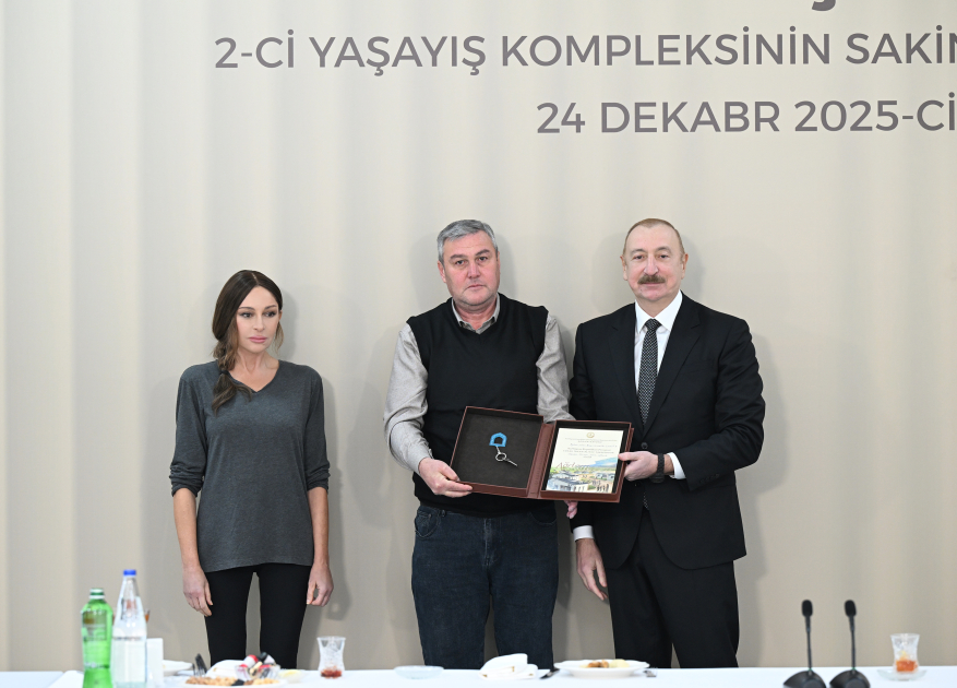 Президент Ильхам Алиев и Первая леди Мехрибан Алиева приняли участие в открытии 2-го жилого комплекса в Агдаме и встретились с переселившимися сюда жителями (ВИДЕО/ФОТО)