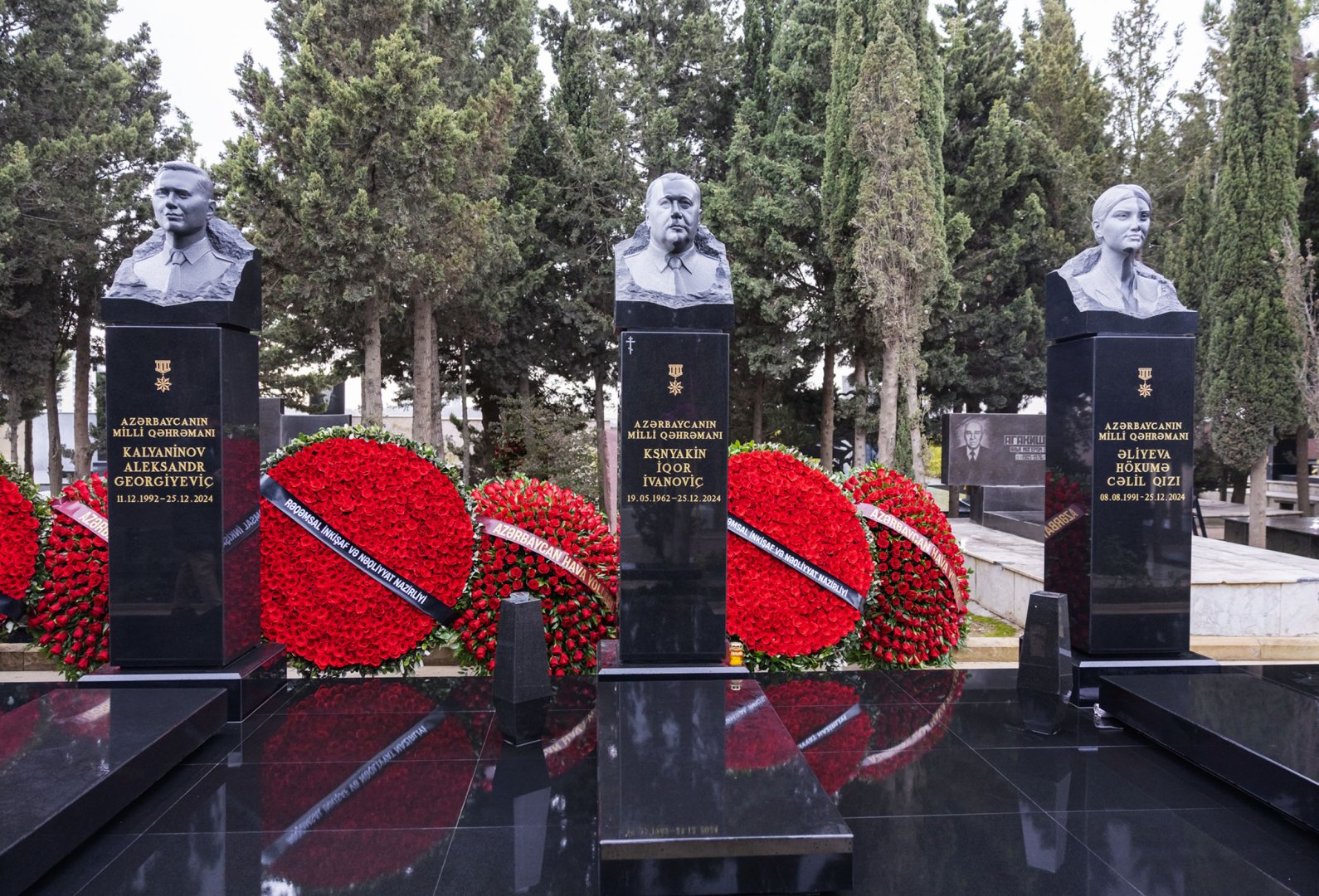 В Международном аэропорту Гейдар Алиев почтили память погибших в авиакатастрофе самолета AZAL (ФОТО/ВИДЕО)