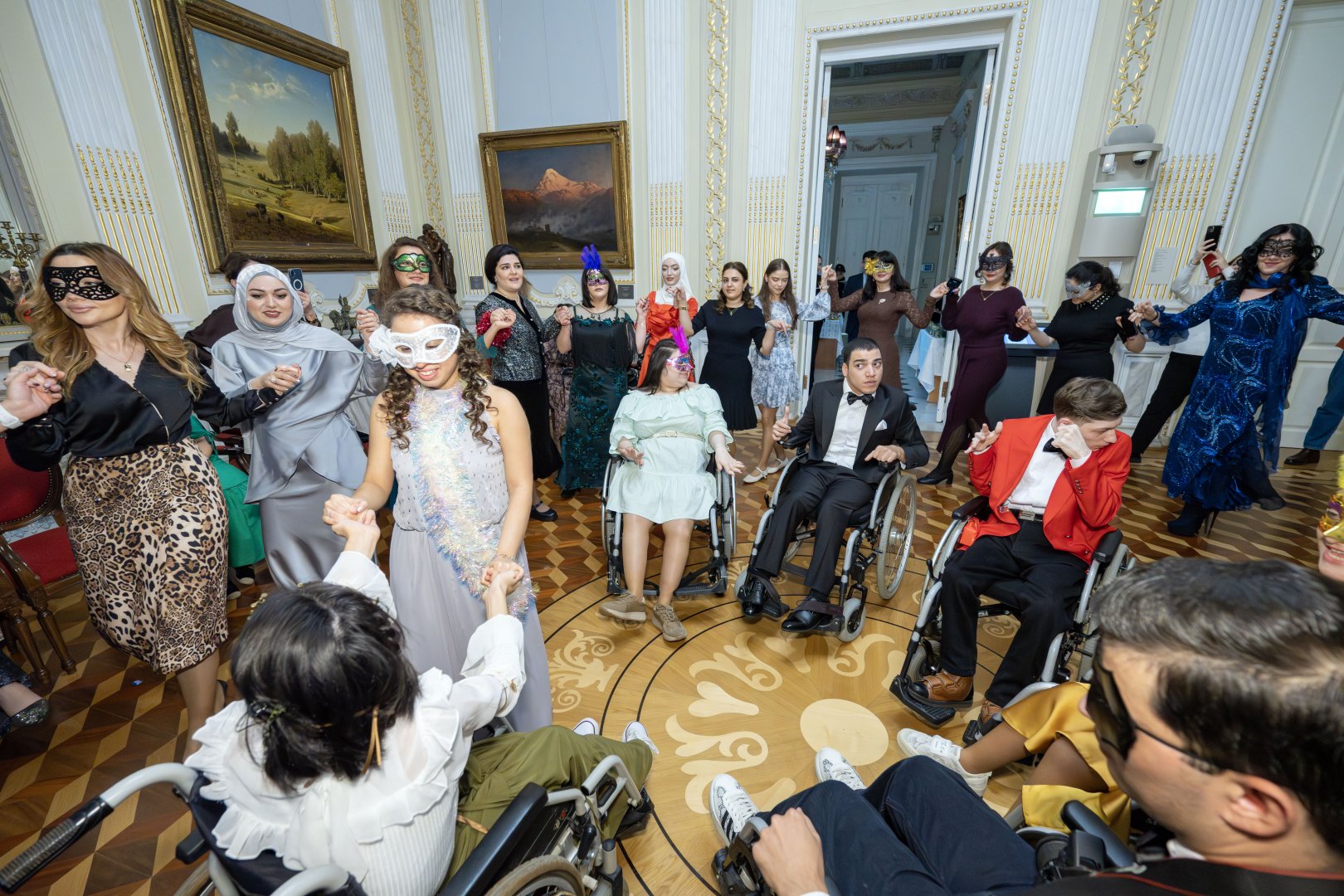 Искусство без границ: маскарадный бал для молодёжи в Баку (ФОТО)