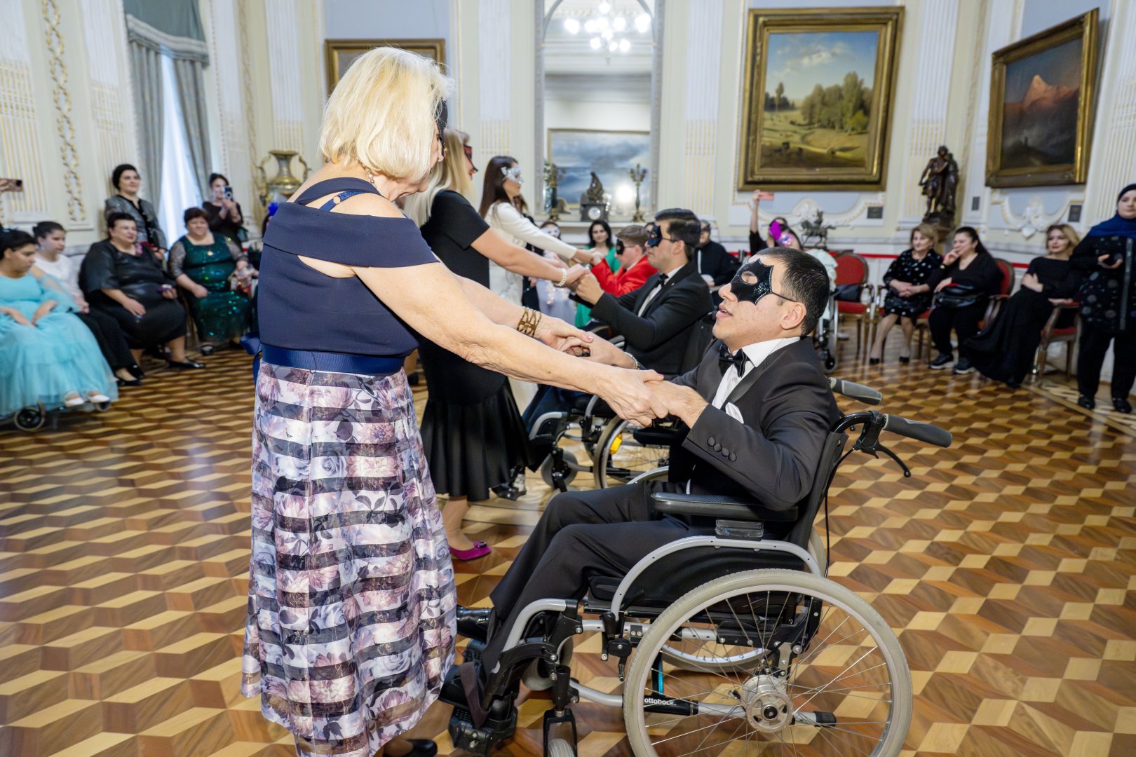 Искусство без границ: маскарадный бал для молодёжи в Баку (ФОТО)